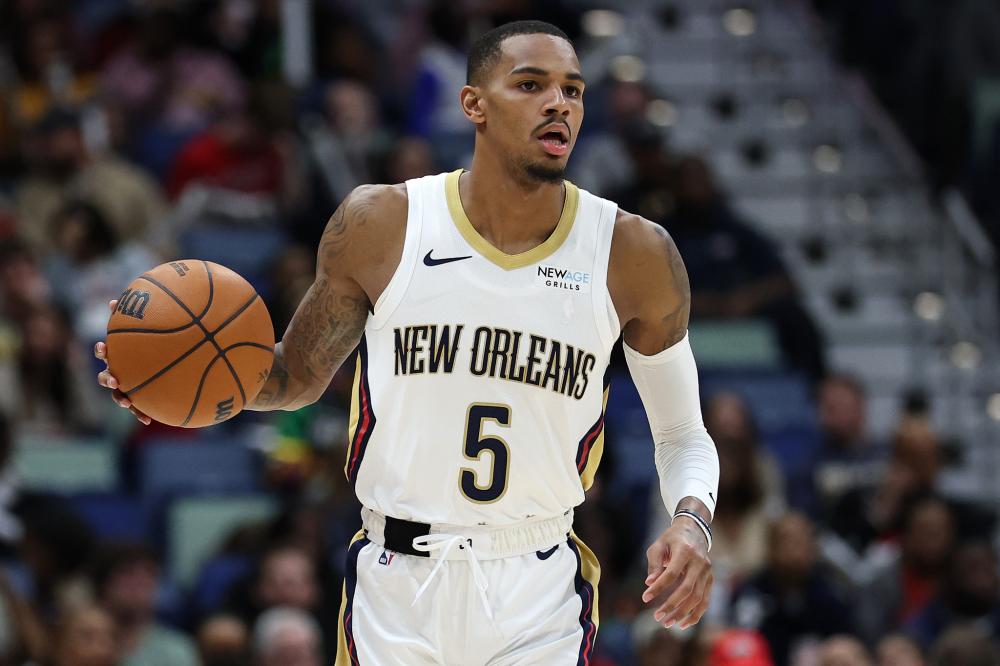 NBA社交圈：詹姆斯激情“锁喉”里夫斯 巴特勒秀魔性舞蹈洗脑粉丝