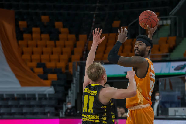 康利：湖人三巨头能随机应变 这轮比赛对爱德华兹是一种历练